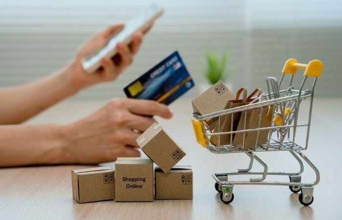 Miniature-shopping-boxes-or-parcels-are-placed-on-the-table